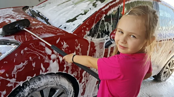 Girl washing the car — Stock Photo, Image