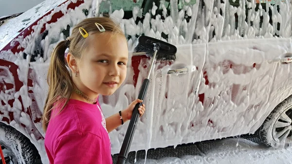 Meisje wassen van de auto — Stockfoto