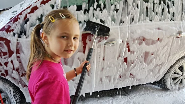 Meisje wassen van de auto — Stockfoto