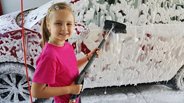 Meisje wassen van de auto — Stockfoto