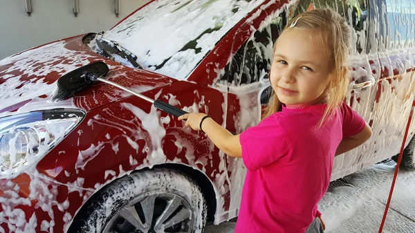Dziewczyna, mycie samochodu — Zdjęcie stockowe