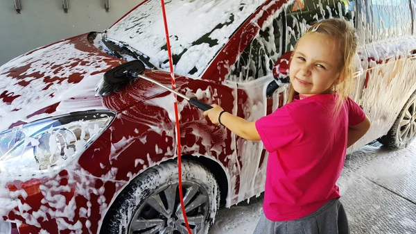 Girl washing the car — Stock Photo, Image