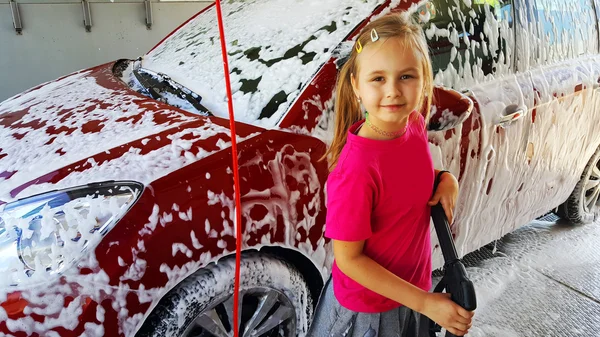 Meisje wassen van de auto — Stockfoto