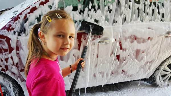 Dívka, mytí auta — Stock fotografie