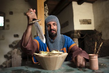 Kılıçlı ortaçağ şövalyesi