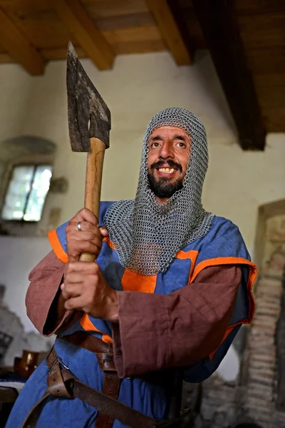 Caballero medieval con espada — Foto de Stock