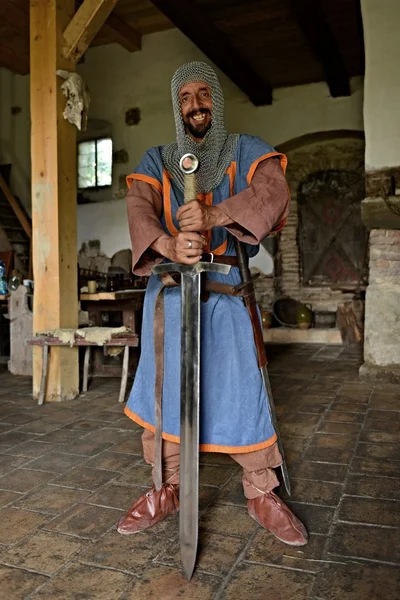 Caballero medieval con espada — Foto de Stock