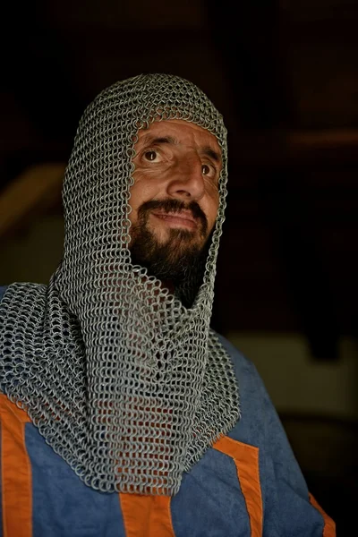 Middeleeuwse ridder met zwaard — Stockfoto