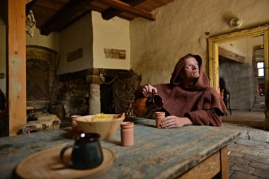 Genç Ortaçağ savaşçı 