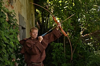 Genç Ortaçağ savaşçı 