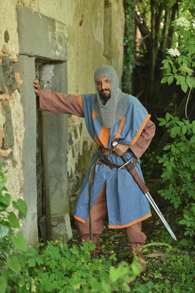 Middeleeuwse ridder met zwaard — Stockfoto