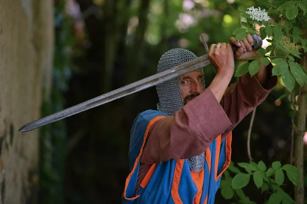 Chevalier médiéval avec épée — Photo