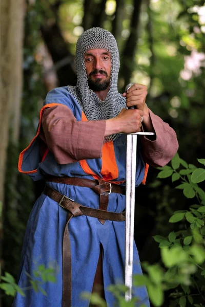 Cavaleiro medieval com espada — Fotografia de Stock