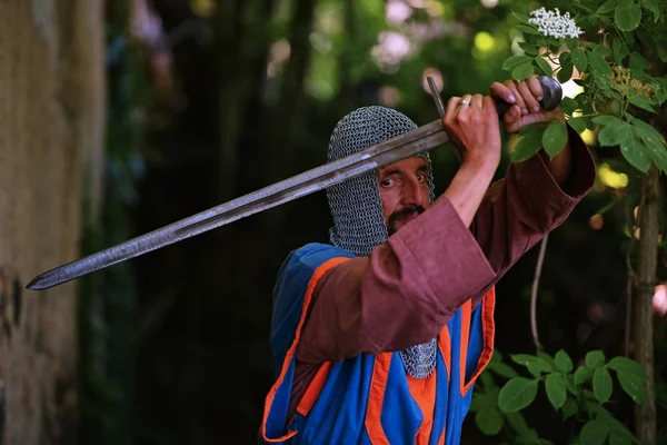 Caballero medieval con espada —  Fotos de Stock