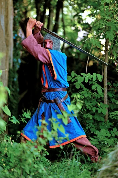 Cavaliere medievale con spada — Foto Stock