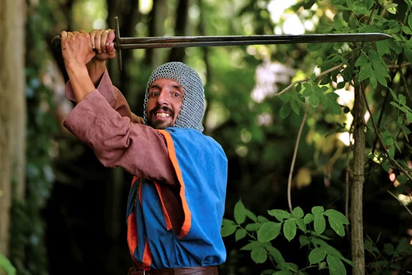 Cavaleiro medieval com espada — Fotografia de Stock