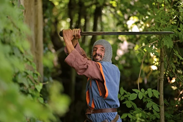 Średniowieczny rycerz z mieczem — Zdjęcie stockowe
