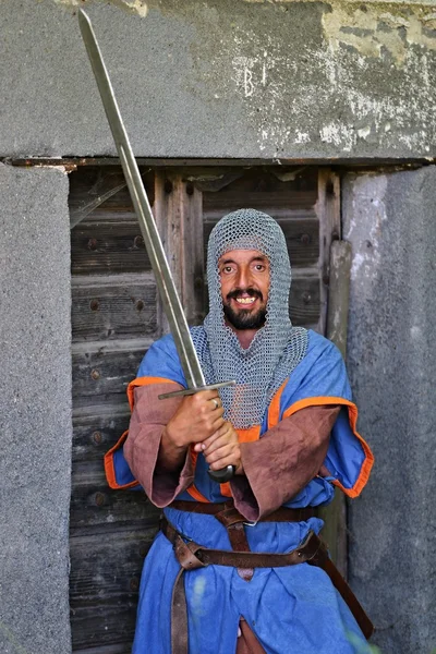 Caballero medieval con espada — Foto de Stock