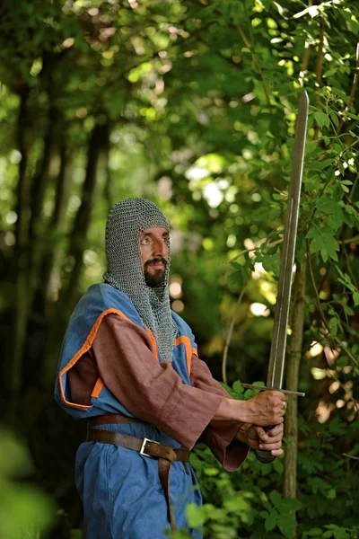 Średniowieczny rycerz z mieczem — Zdjęcie stockowe