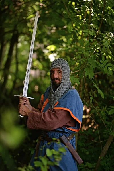 Caballero medieval con espada —  Fotos de Stock