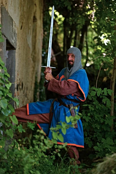 Caballero medieval con espada — Foto de Stock