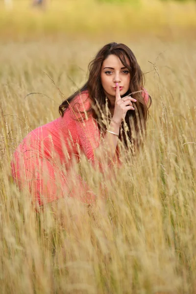 Sorridente felice bella giovane donna — Foto Stock