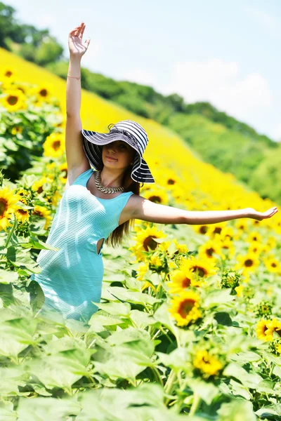 Ragazza ispanica in possesso di un girasole — Foto Stock