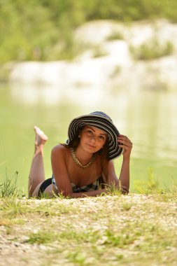 kadın şapka ile bikini