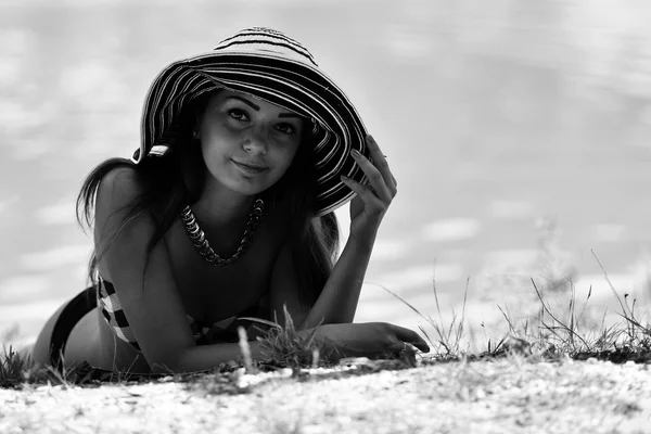 Mujer en bikini con sombrero —  Fotos de Stock