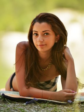 Nehir kıyısında poz kadın