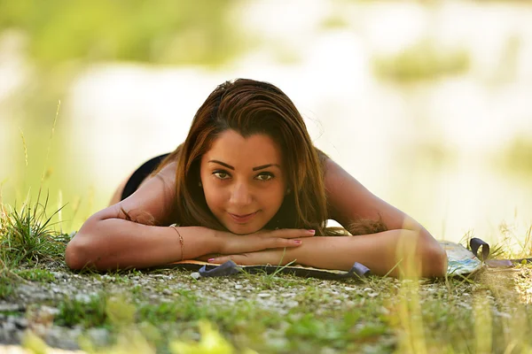 Donna in posa sulla riva del fiume — Foto Stock