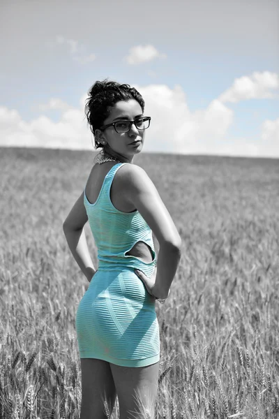 Woman posing in wheat field — Stock Photo, Image