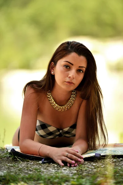 Vrouw die zich voordeed op de kust rond de rivier — Stockfoto