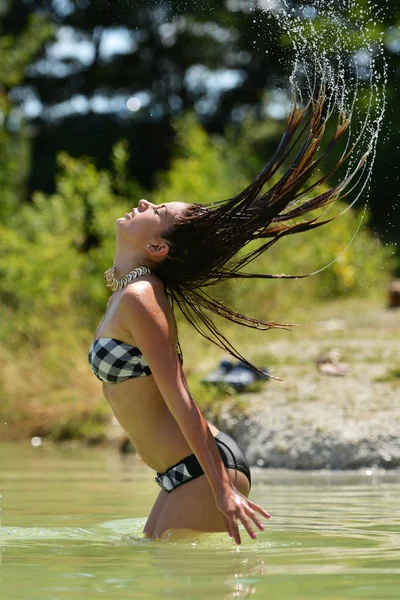 Γυναίκα στο νερό κουνώντας τα μαλλιά — Φωτογραφία Αρχείου