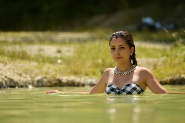 Bella donna in posa in acqua — Foto Stock