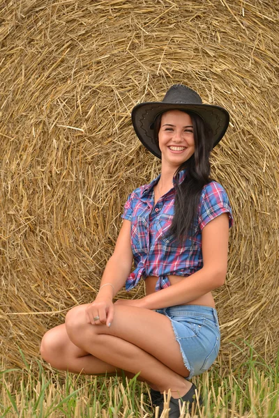 年轻的女牛仔，在干草堆做白日梦 — 图库照片