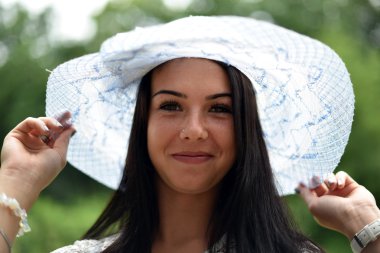 Kadın şapka ve yaz giysileri