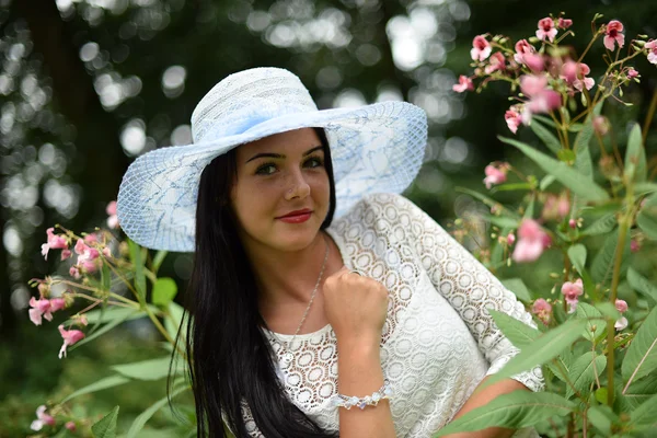 Mulher de chapéu e roupas de verão — Fotografia de Stock