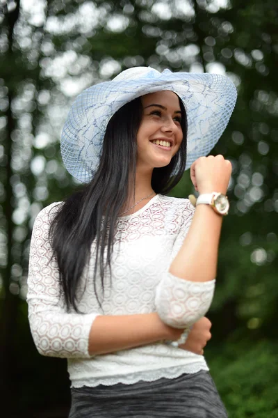 Frau mit Hut und Sommerkleidung — Stockfoto