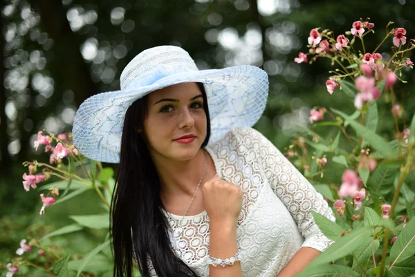 Vrouw in hoed en zomer kleding — Stockfoto