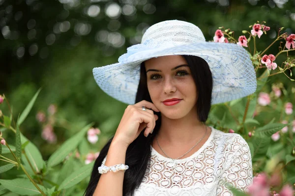 Kvinna i hatt och sommar kläder — Stockfoto