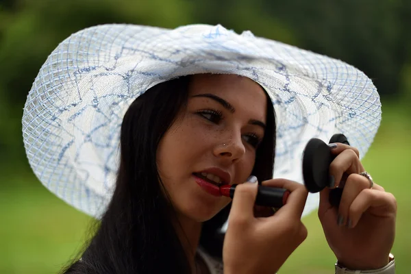 Kadın şapka ve yaz giysileri — Stok fotoğraf