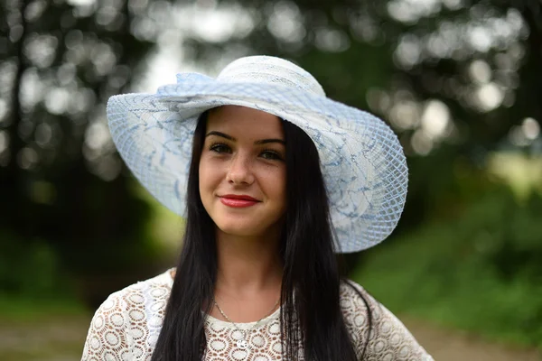 Kvinna i hatt och sommar kläder — Stockfoto