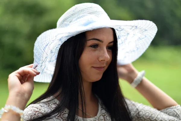 Kvinna i hatt och sommar kläder — Stockfoto