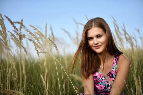 Sommar flicka porträtt — Stockfoto