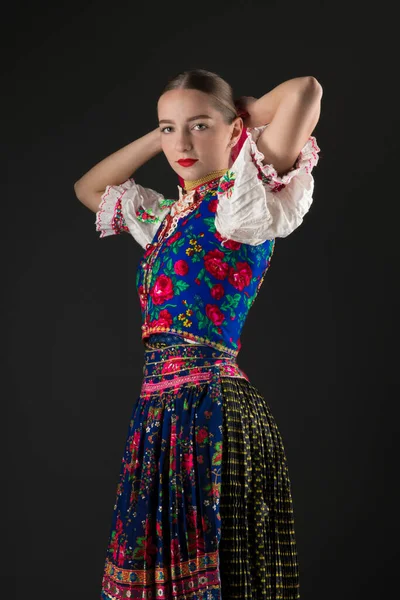 Jeune Belle Femme Slovaque Costume Traditionnel Folklorique Slovaque — Photo