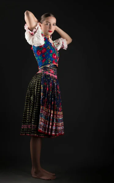 Ung Vacker Slogan Kvinna Traditionell Kostym Slovakiska Folklore — Stockfoto