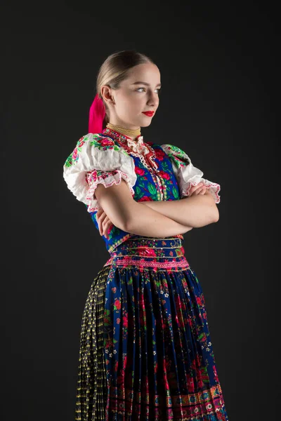 Ung Vacker Slogan Kvinna Traditionell Kostym Slovakiska Folklore — Stockfoto