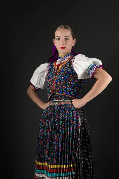 Młoda Piękna Słowianka Tradycyjnym Kostiumie Słowacki Folklor — Zdjęcie stockowe