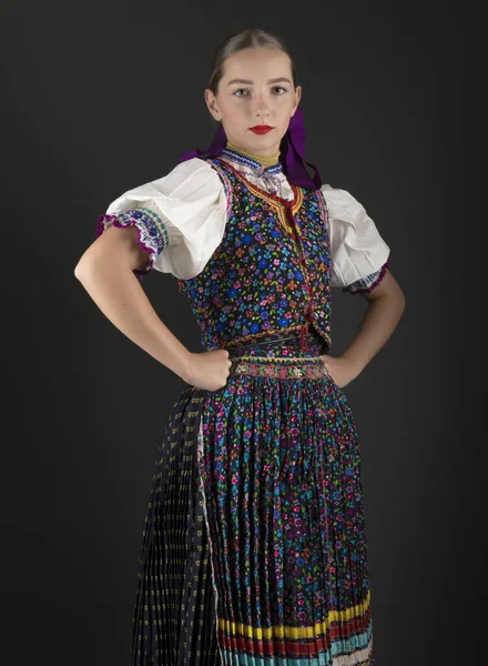 伝統的な衣装の若い美しいスロバキアの女性 スロバキア民俗 — ストック写真